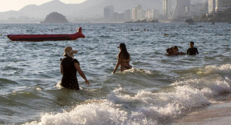 Muere mujer al intentar salvar a su hijo arrastrado por el mar en playa de Oaxaca