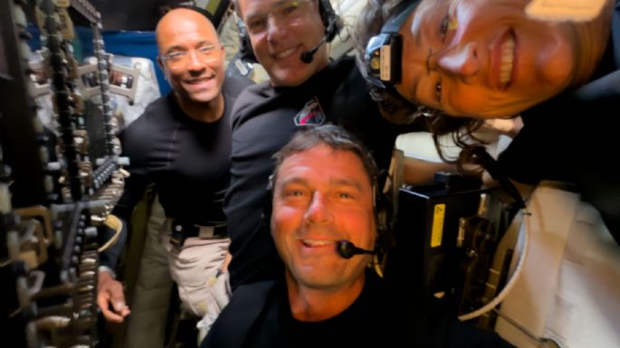 Astronautas de Artemis II llaman a la estación espacial rumbo a casa desde la Luna