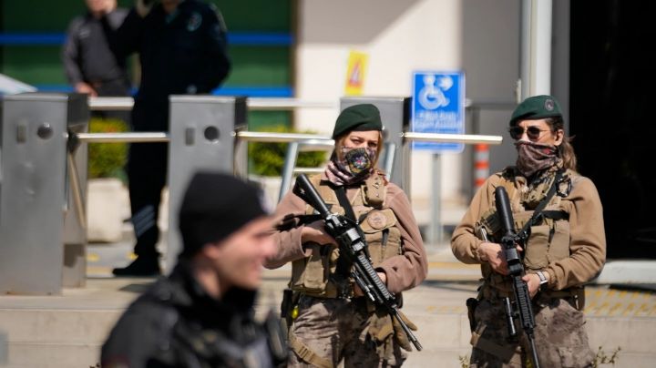 Hombres armados atacan a la policía del edificio que alberga el consulado israelí en Estambul
