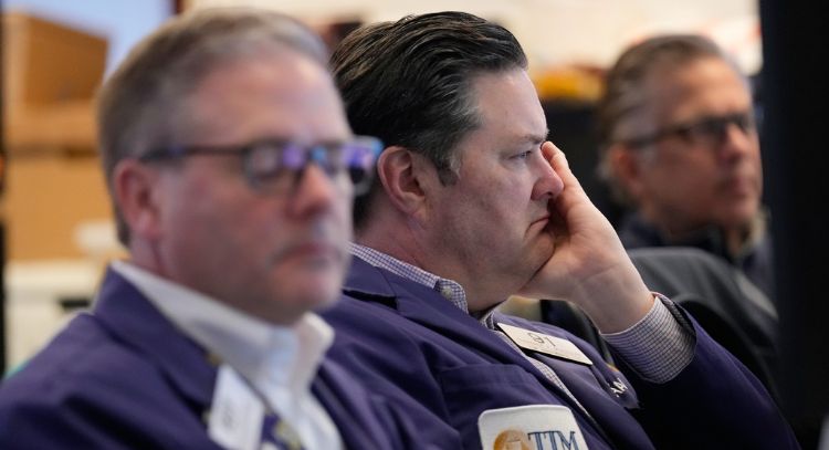 Precios del petróleo se desploman luego de que EU e Irán acordaran un cese al fuego por dos semanas