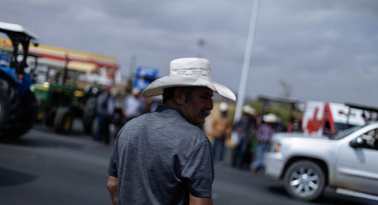 Transportistas y agricultores levantan bloqueos; retoman diálogo con el gobierno