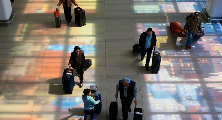 Viajeros afrontan mayores costos y menos opciones de vuelo por volatilidad de los precios