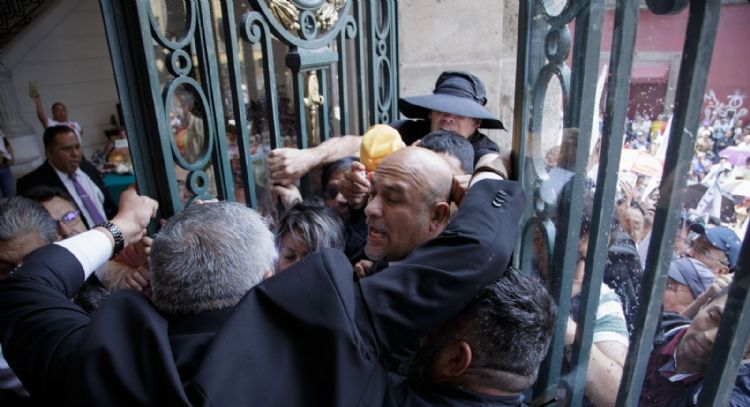 La Asamblea de Barrios intenta ingresar a la fuerza al Congreso de la CDMX (Video)