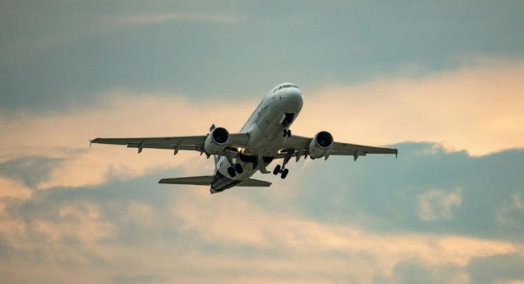 Bebé nace en un avión rumbo a Nueva York y su nacionalidad queda en revisión legal