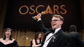 Encuentran Oscar tras perderse al obligar a director a facturarlo en aeropuerto JFK