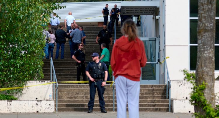 Apuñalamiento en escuela secundaria de Washington deja seis heridos, incluida la sospechosa