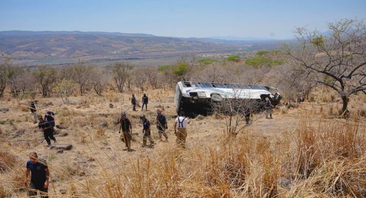 Mueren 11 personas en volcadura de autobús en Amatlán de Cañas, Nayarit