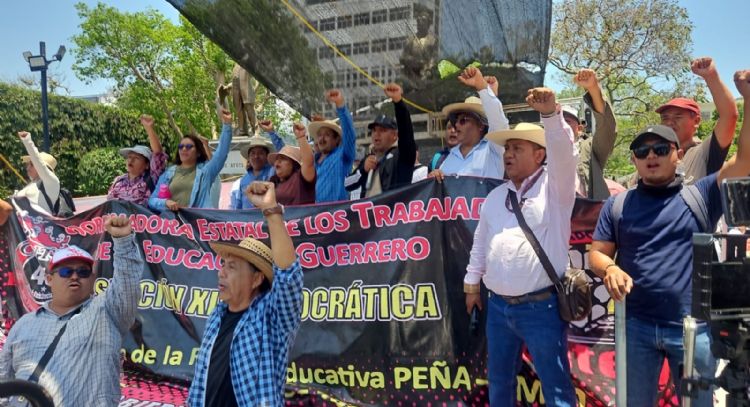 El magisterio marcha en Guerrero para exigir la derogación de la Ley del ISSSTE de 2007