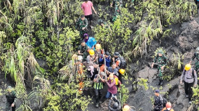 Recuperan cuerpos de tres excursionistas muertos tras erupción de volcán en Indonesia