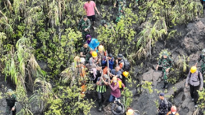 Recuperan cuerpos de tres excursionistas muertos tras erupción de volcán en Indonesia