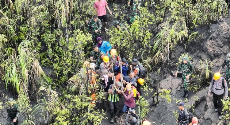 Recuperan cuerpos de tres excursionistas muertos tras erupción de volcán en Indonesia