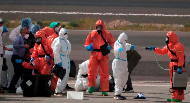 Dos pasajeros dan positivo a hantavirus y un tercero muestra síntomas tras evacuación del crucero