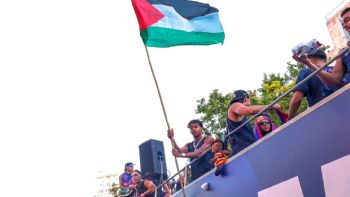 Lamine Yamal ondea la bandera palestina durante el desfile de celebración del título del Barcelona