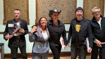 Clara Brugada “ajolotiza” a U2; los invita a tocar en el Zócalo de la CDMX (Video)