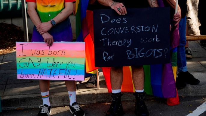 Comisión Europea busca prohibir la "terapia de conversión" para personas LGTBQ+