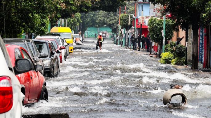 Tubería rota provoca megafuga de agua en Iztapalapa