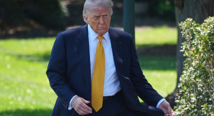 Trump llega a Pekín para su cumbre de dos días que le llevará a reunirse con Xi