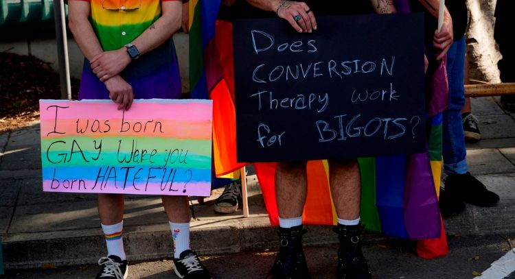 Comisión Europea busca prohibir la "terapia de conversión" para personas LGTBQ+