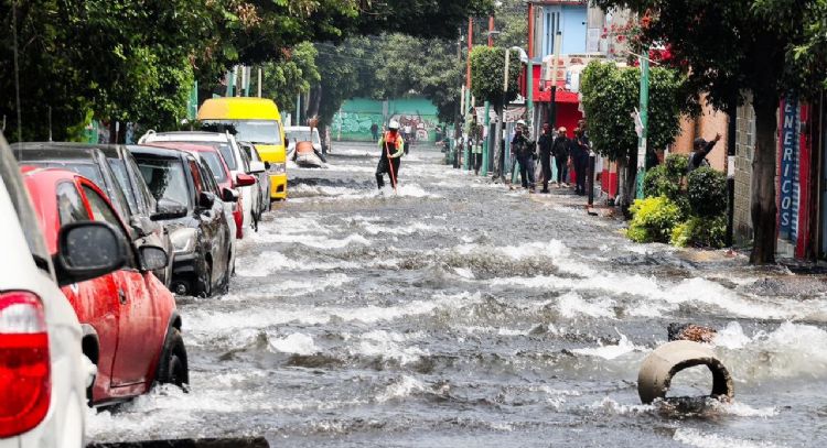 Tubería rota provoca megafuga de agua en Iztapalapa