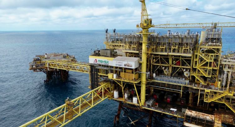 Pemex y CFE ponen en riesgo a México, alerta S&P; rebaja sus perspectivas