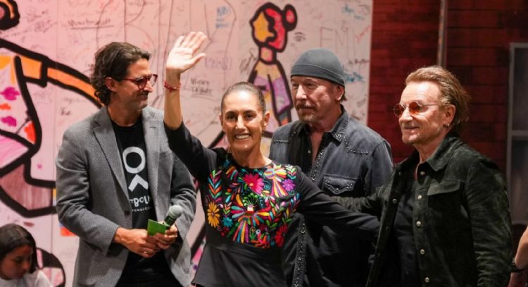 Sheinbaum visita el Street Child World Cup acompañada de U2 (Video)