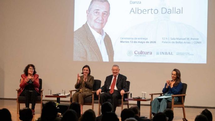 Alberto Dallal, reconocido especialista de danza, recibió la Medalla Bellas Artes