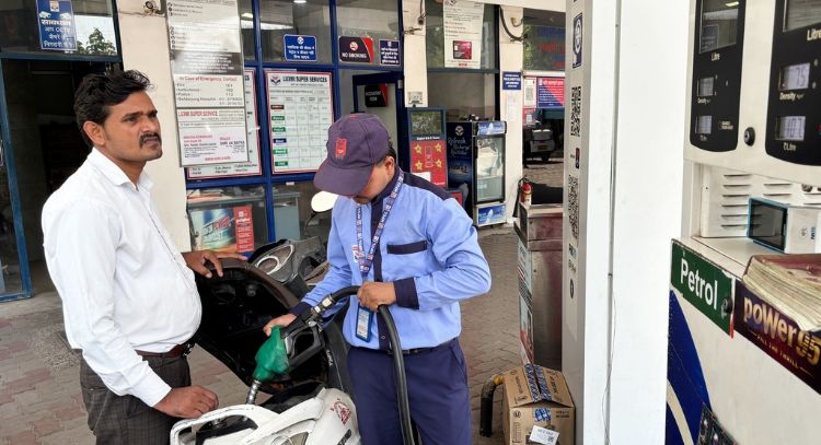 India sube el precio del combustible mientras la crisis energética mundial presiona su economía