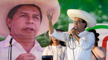 Un izquierdista sorprende y se cuela a la segunda vuelta electoral en Perú