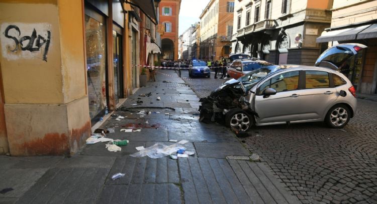 Un auto arrolla a peatones en Módena, Italia; hay 8 heridos, 4 de ellos graves