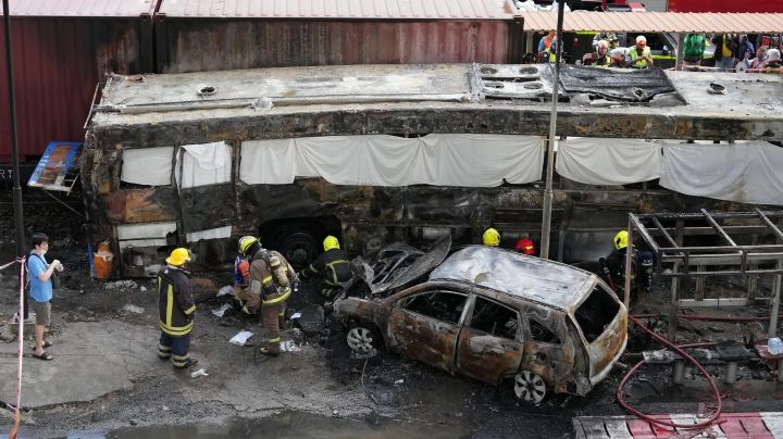 Tren choca contra autobús en cruce ferroviario de Bangkok; hay al menos 8 muertos