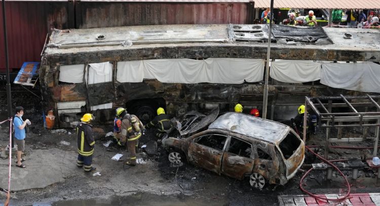 Tren choca contra autobús en cruce ferroviario de Bangkok; hay al menos 8 muertos