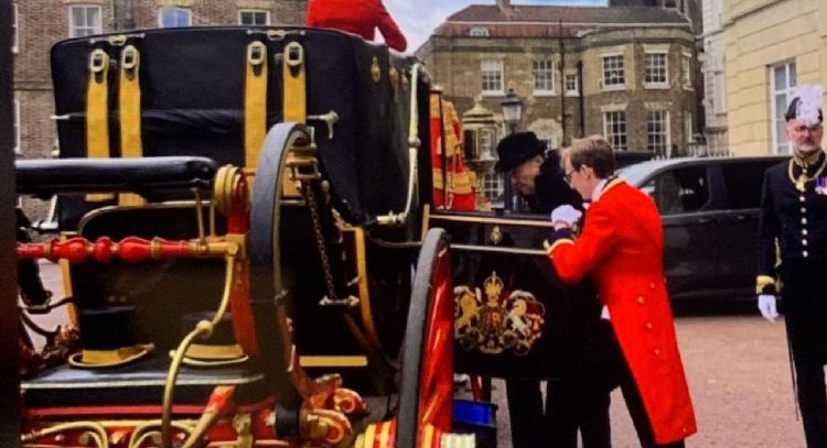 Exhiben a Gertz durante un desfile real en Londres; lo critican en redes