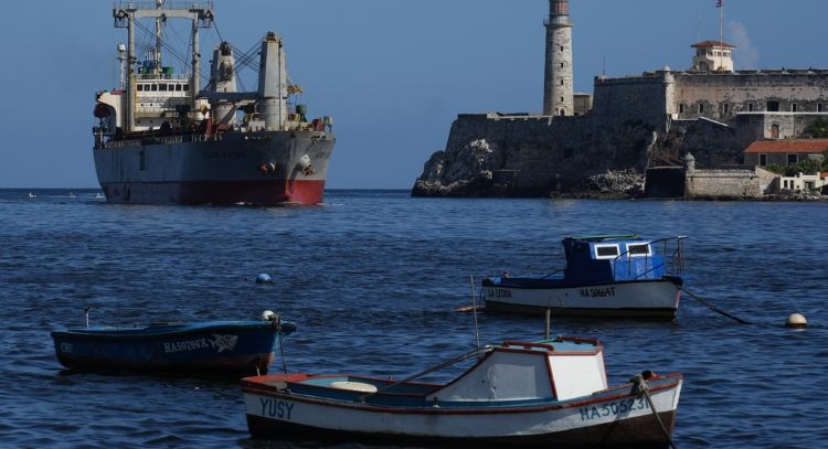 Buque comercial con ayuda de México y Uruguay arriba a La Habana