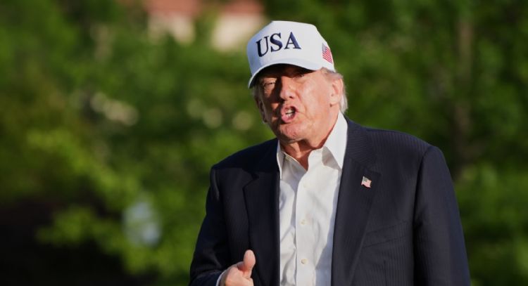 Trump anuncia suspensión de ataques contra Irán "previstos para mañana" a petición de aliados árabes
