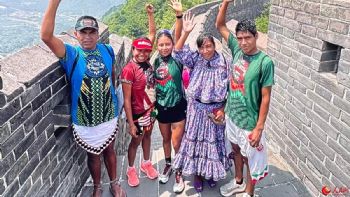 Atletas indígenas mexicanos ganan el oro, plata y bronce en el 23 Maratón de la Muralla China