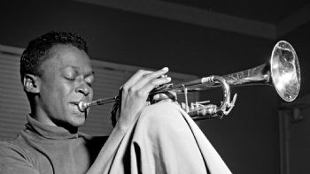 Para celebrarar el centenario del nacimiento de Miles Davis alistan "listening party"