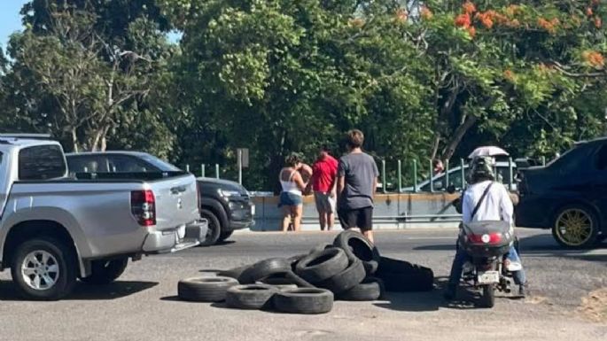 Bloqueos por falta de luz y agua colapsan vialidades en Tabasco