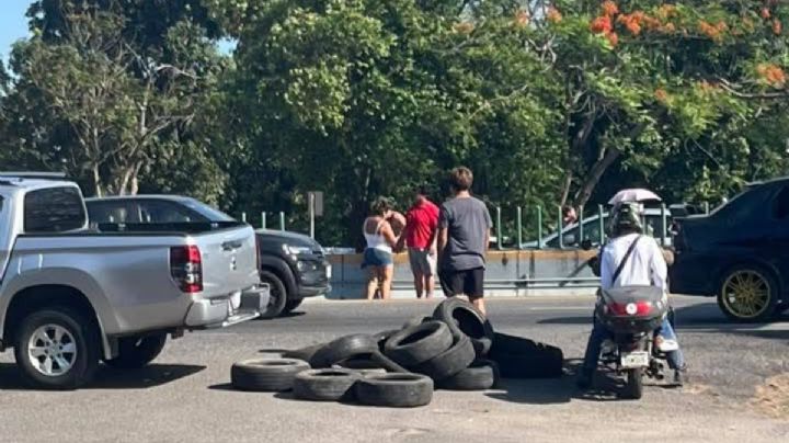 Bloqueos por falta de luz y agua colapsan vialidades en Tabasco
