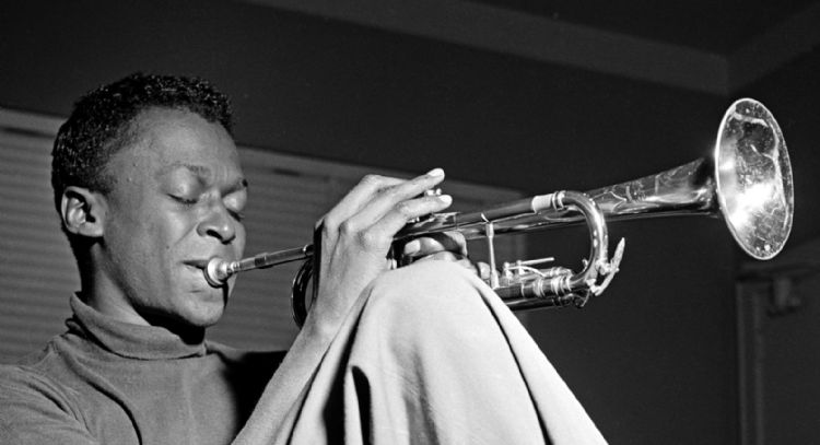 Para celebrarar el centenario del nacimiento de Miles Davis alistan "listening party"