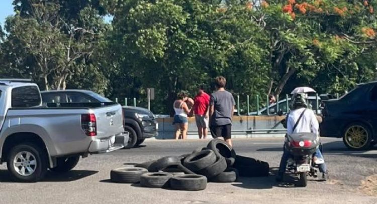 Bloqueos por falta de luz y agua colapsan vialidades en Tabasco