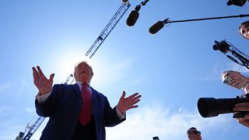 Trump firma orden para que los bancos revisen más de cerca el estatus migratorio de sus clientes