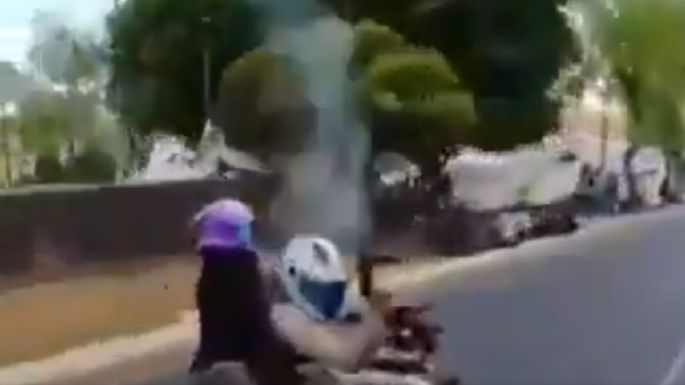 Motociclista dispara ametralladora frente a instalaciones de la FGR (Video)