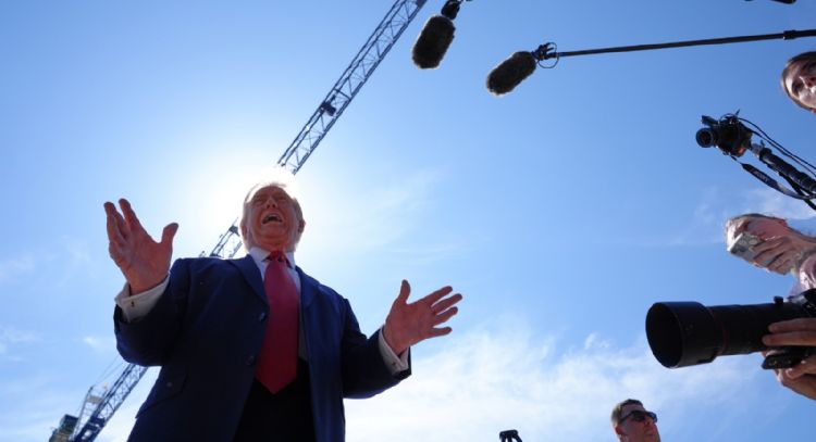 Trump firma orden para que los bancos revisen más de cerca el estatus migratorio de sus clientes