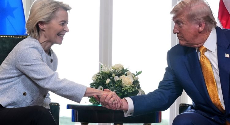 UE acepta con condiciones aplicar el pacto arancelario con EU y esquiva la última amenaza de Trump