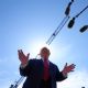 Trump firma orden para que los bancos revisen más de cerca el estatus migratorio de sus clientes