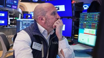 Wall Street baja tras un repunte de los precios del petróleo