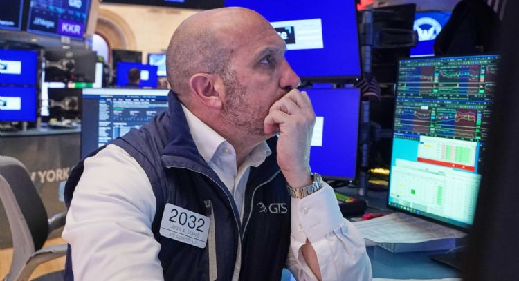 Wall Street baja tras un repunte de los precios del petróleo