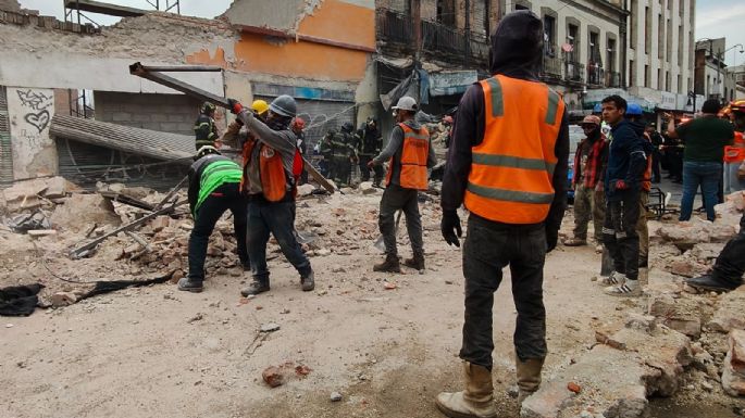 Se desploma una barda sobre un microbús en el Centro Histórico; hay 4 heridos