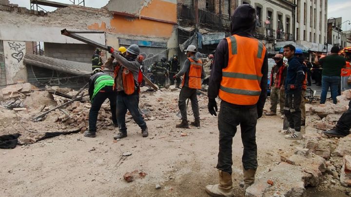Se desploma una barda sobre un microbús en el Centro Histórico; hay 4 heridos