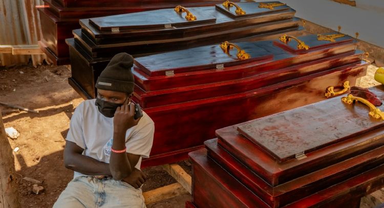 Congo suspende velatorios durante el brote de ébola, mientras la OMS eleva la evaluación de riesgos